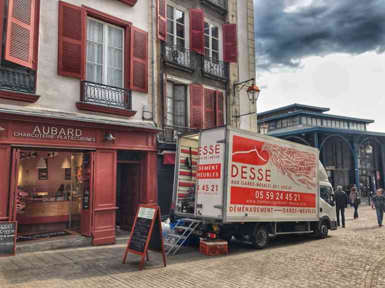 Camion Desse Aux Garde-Meubles de l’Adour en déménagement dans une rue de Bayonne